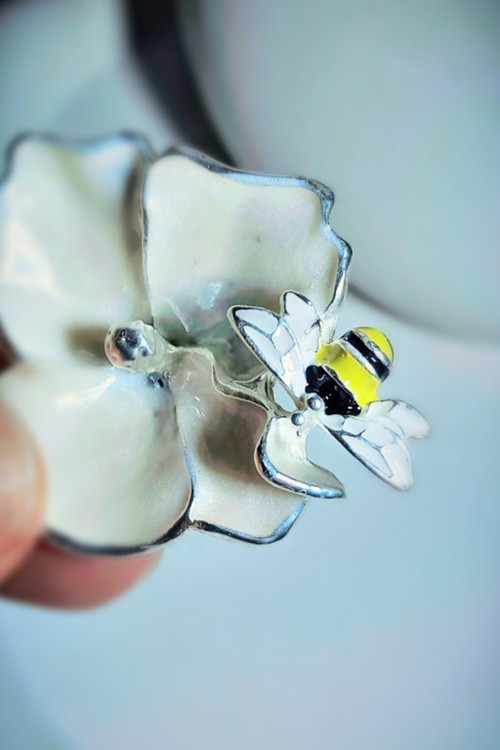 گوشواره جدید میناکاری شده مدل زنبور نقره ای رنگ ثابت وارزان