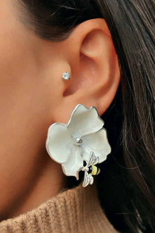 گوشواره خاص وجدید زنانه مدل گل نقره رنگ ثابت وارزان