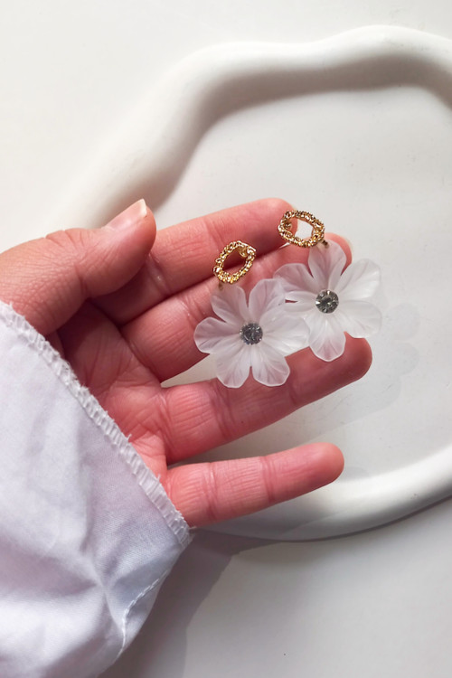 گوشواره زنانه مدل گل نگینی مات رنگ ثابت وضد حساسیت ارزان