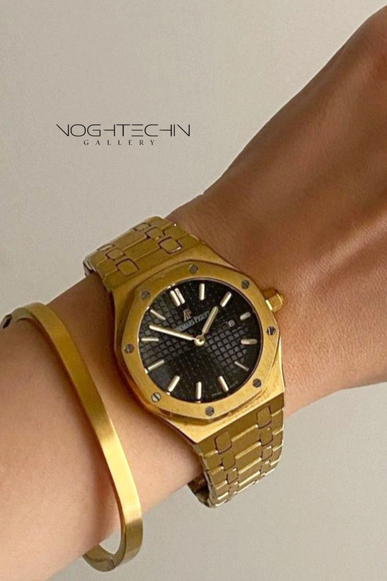 بنگل یونیسکس کنار ساعت مدل مربعی برند کارتیِه با پایین ترین قیمت