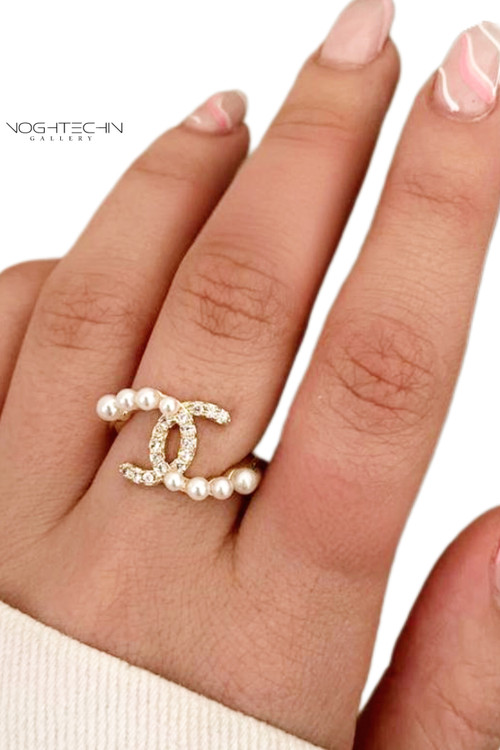 انگشتر زنانه مدل شَنِل مرواریدی ونگینی رنگ ثابت وارزان