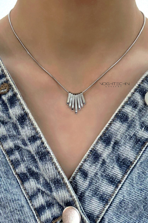 گردنبند زنانه مدل مثلث متحرک آبکاری نقره رنگ ثابت وارزان