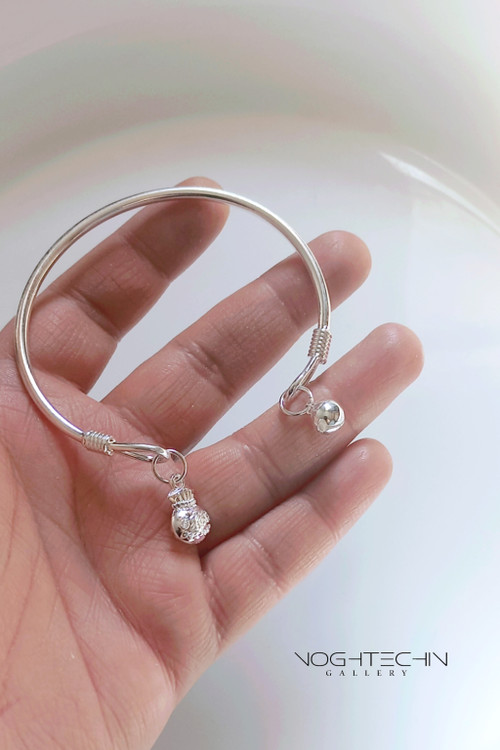 دستبند طریف دخترانه با پلاک آویزی