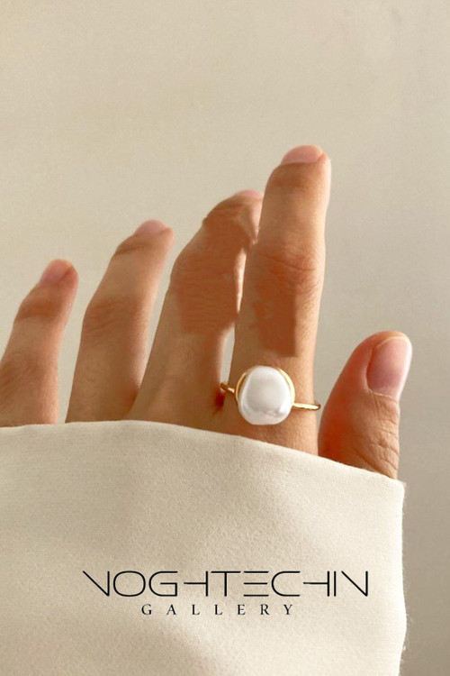 خرید انگشترزنانه شیکوترند مدل مروارید دفرمه طرح طلا با قیمت مناسب