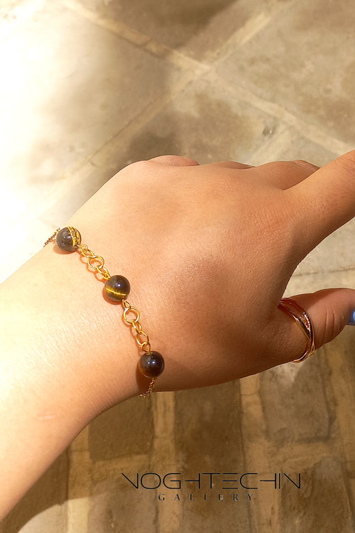 خرید دستبند زنانه مدل مهره سنگی چشم ببر استیل رنگ ثابت طرح طلا با قیمت مناسب